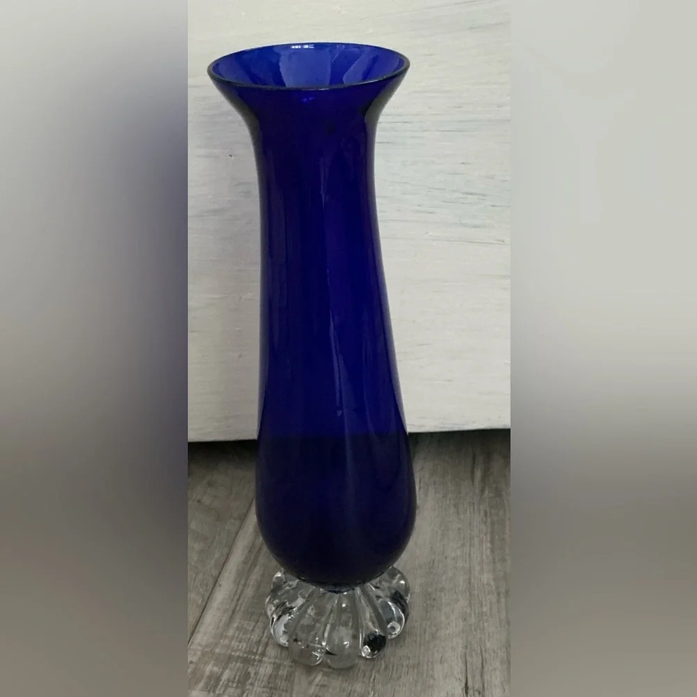 Vintage cobalt blue art glass bud vase featuring a hand-blown trumpet design